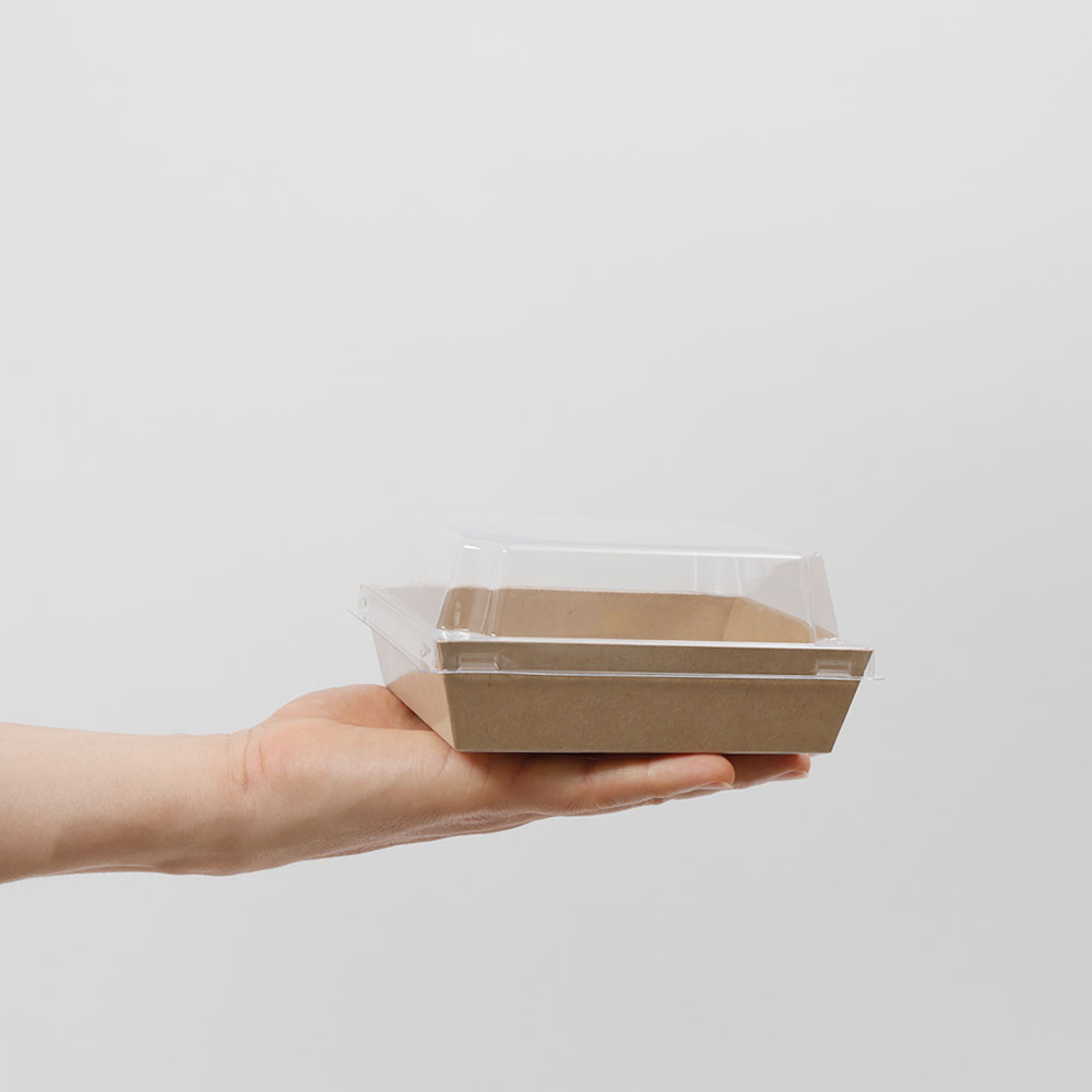 용기를 손바닥 위에 놓고 크기를 쉽게 비교할 수 있는 사진