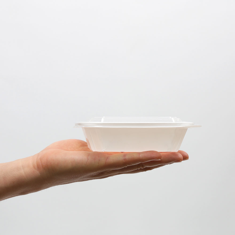 용기를 손바닥 위에 놓고 크기를 쉽게 비교할 수 있는 사진