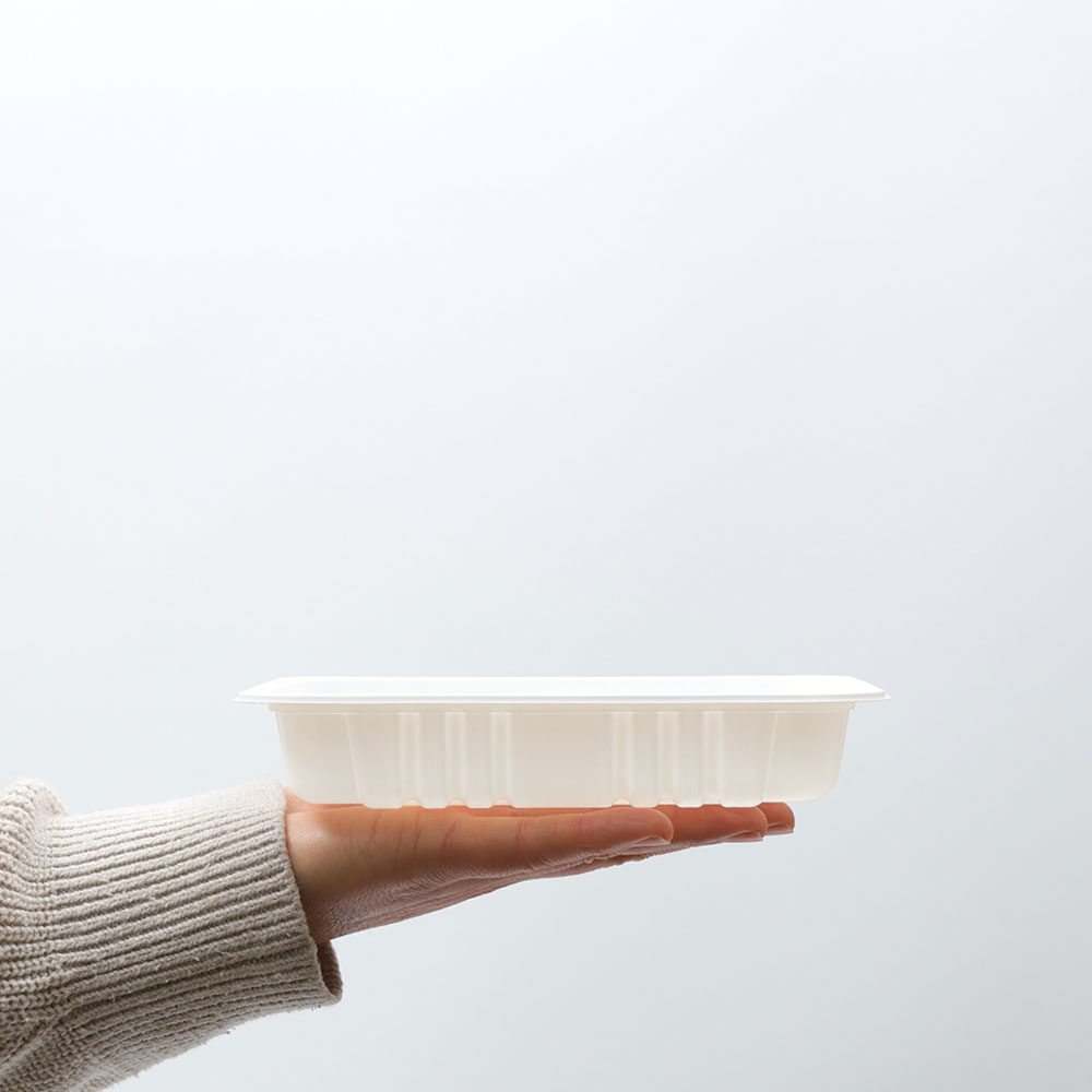 용기를 손바닥 위에 놓고 크기를 쉽게 비교할 수 있는 사진